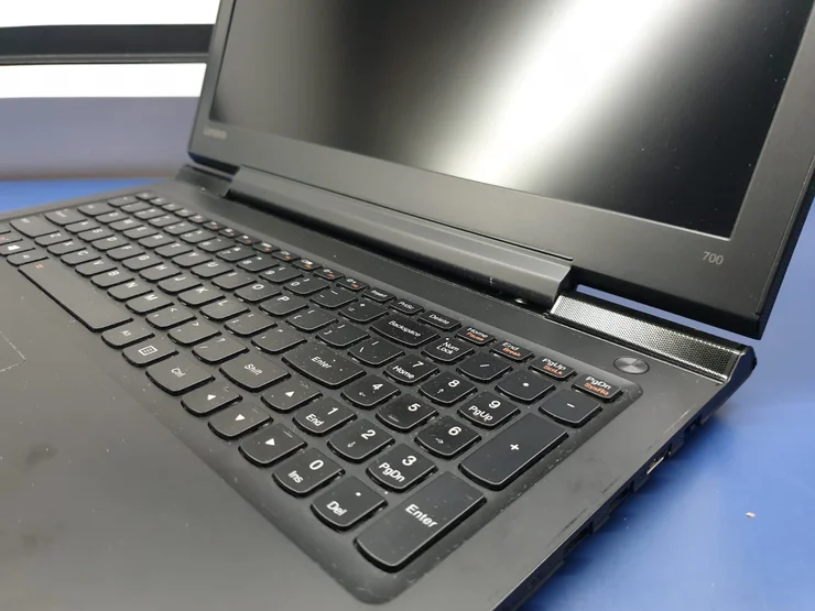 Naprawa zawiasów w laptopie Lenovo Ideapad 700-15ISK – kompleksowe podejście do problemu